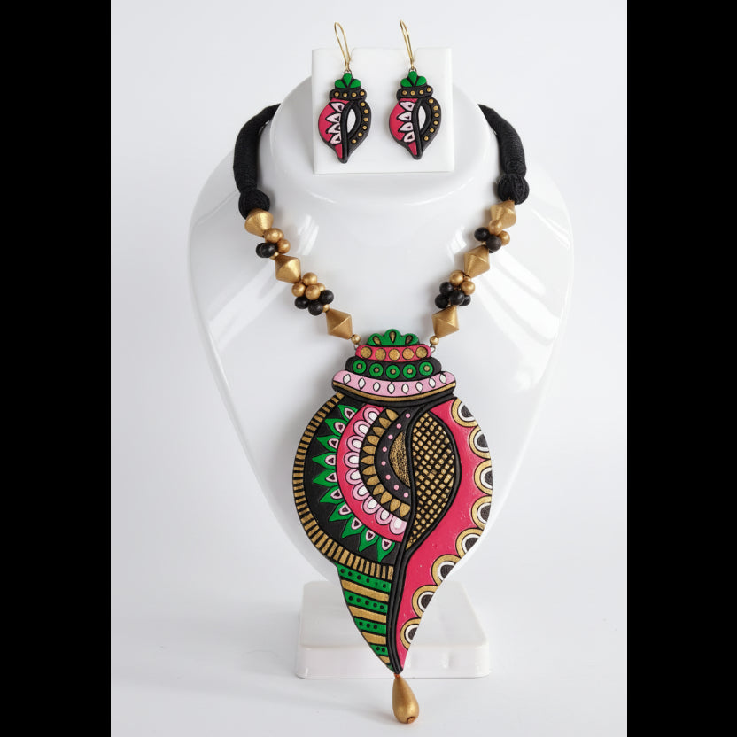 Handcrafted terracotta conch-shaped earrings, red and green tones – Chokhi Creations